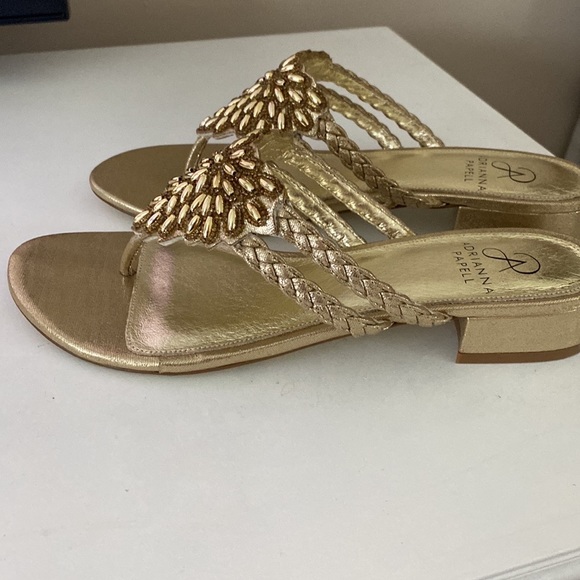 New Adrianna Papell Gold Sandal Flip Flop - Picture 1 of 8